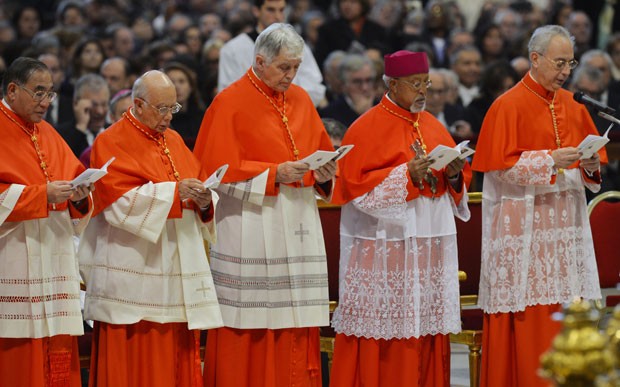 Com novos cardeais, Papa Francisco torna cúpula do Vaticano mais periférica