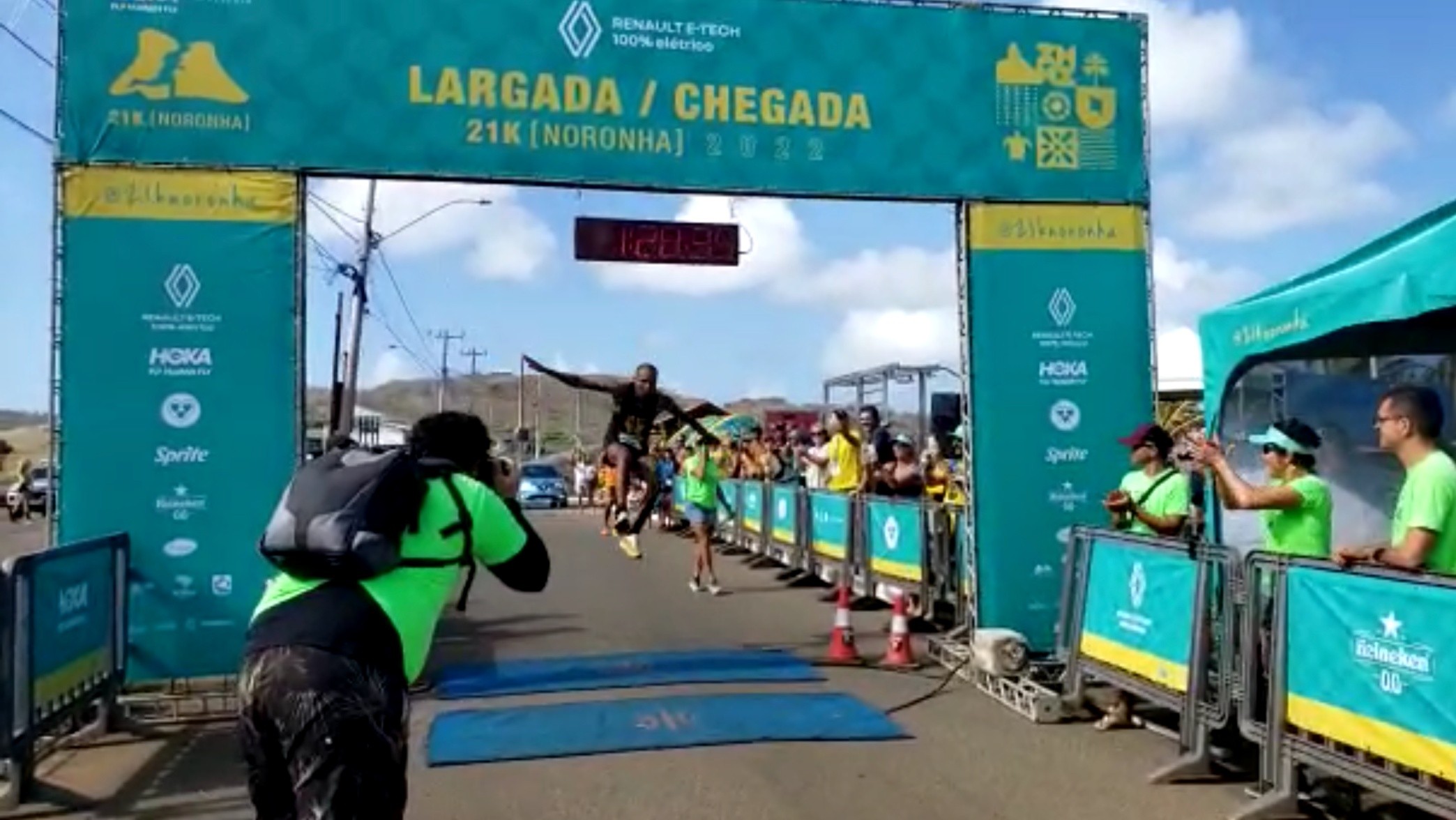 Corrida 21k Noronha volta a ser realizada após dois anos e atleta da ilha vence a prova; veja vídeo