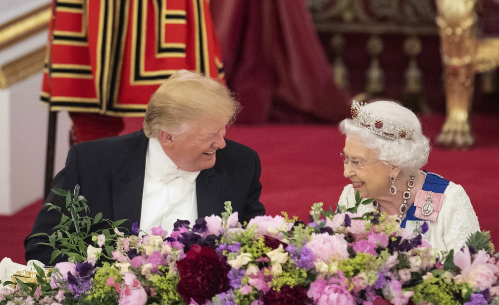 O presidente americano, Donald Trump, e a rainha Elizabeth em banquete de Estado nesta segunda-feira (3) no Palácio de Buckingham, em Londres. — Foto: Dominic Lipinski/Pool Photo via AP