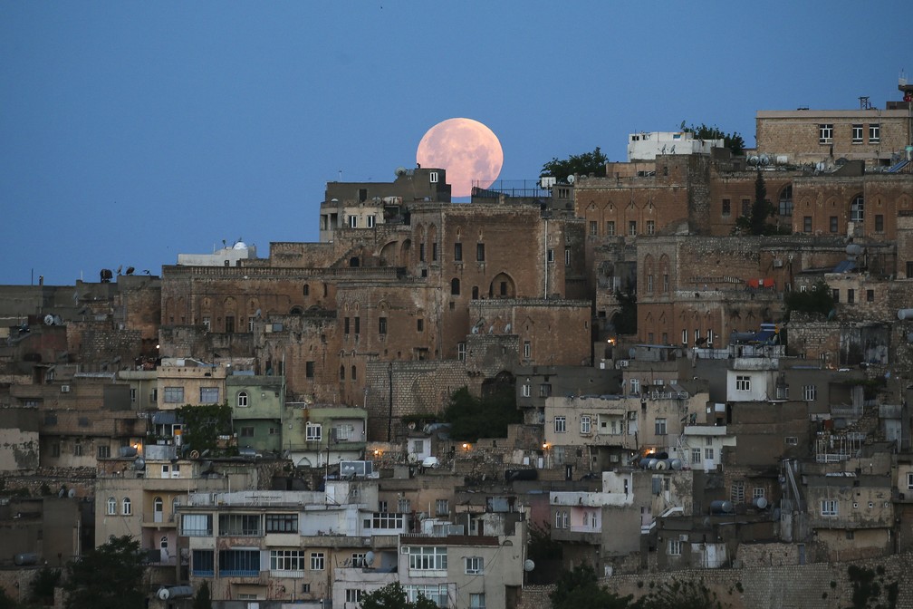 Lua cheia se ergue acima da cidade de Mardin, na Turquia — Foto: Emrah Gurel / AP Photo