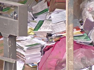 Livros didáticos são encontrados em ferro-velho, em Suzano (Foto: Reprodução/TV Diário)