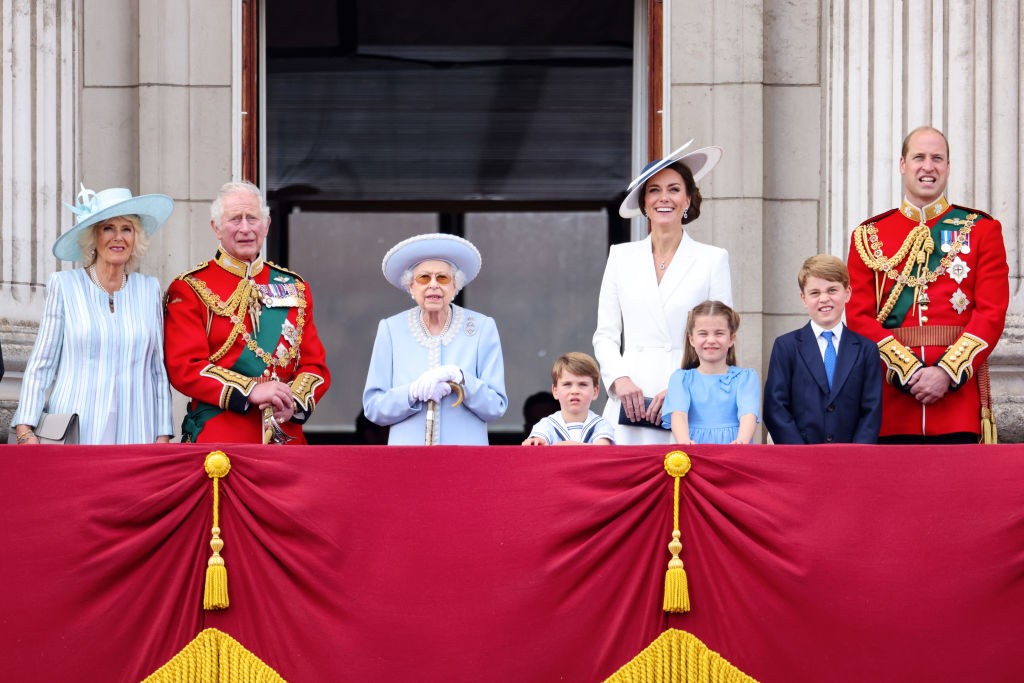 LONDON, ENGLAND - JUNE 02:  (L-R)  Camilla, Duchess of Cornwall, Prince Charles, Prince of Wales, Queen Elizabeth II, Prince Louis of Cambridge, Catherine, Duchess of Cambridge, Princess Charlotte of Cambridge, Prince George of Cambridge and Prince Willia (Foto: Getty Images)
