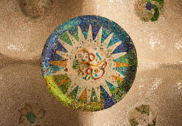 Mosaico do Parque Guell, em Barcelona: criação de Gaudí com técnica trencadís (Foto: Wikimedia Commons/Wikipedia)