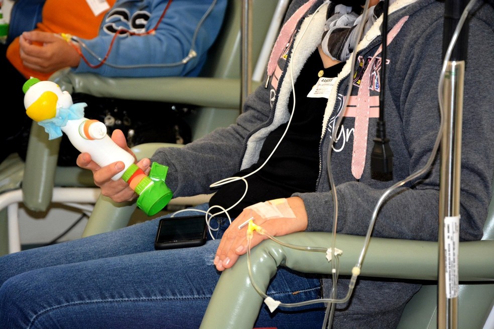 Palhaços recicláveis foram entregues aos pacientes do ambulatório de oncologia no HC de Botucatu — Foto: HCFMB/Divulgação