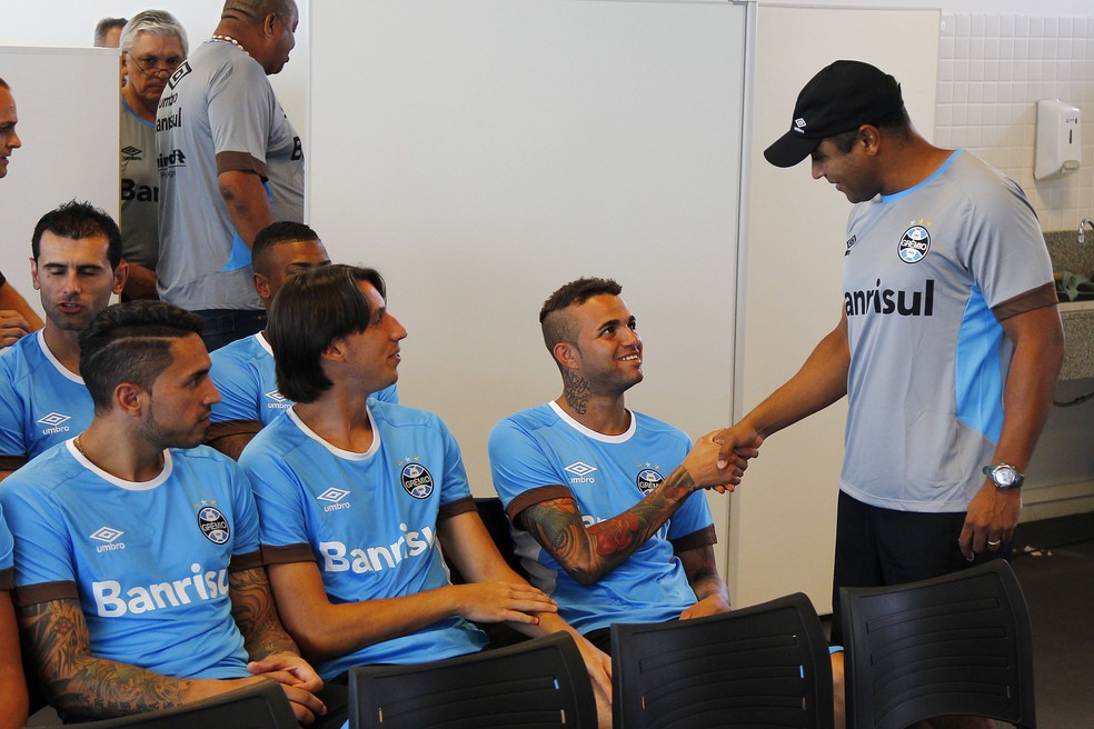 Roger cumprimenta Luan e Geromel, dois dos pilares do Grêmio de Renato (Foto: Lucas Uebel/Grêmio)