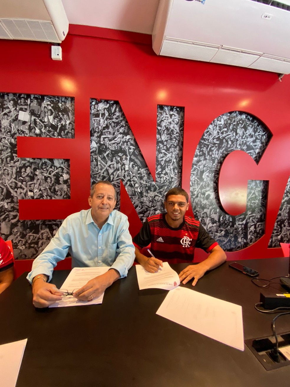 Kayke David assina novo contrato com o Flamengo acompanhado de Jorge Moraes, seu empresário — Foto: Divulgação