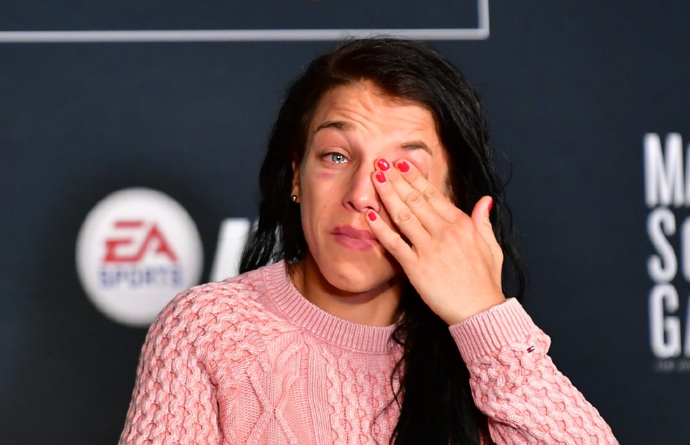 Joanna Jedrzejcyk chora durante a coletiva de imprensa do UFC 217 (Foto: Jason Silva)