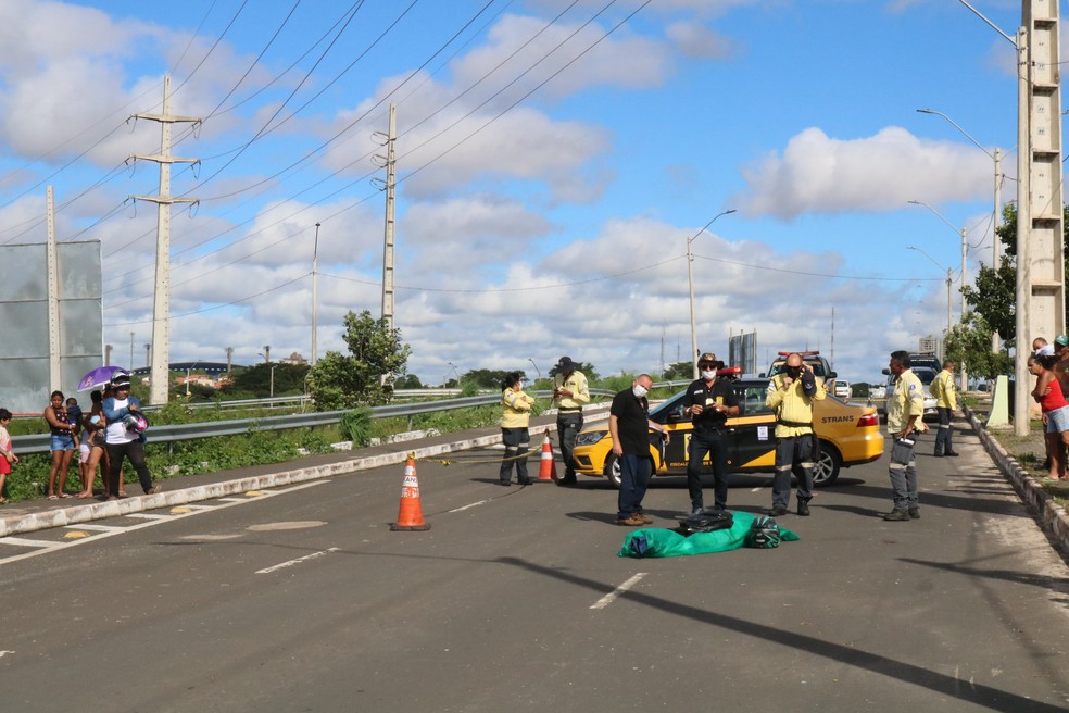 Motociclista morre próximo à Ponte Anselmo Dias, em Teresina, após ser 'fechado' por carro — Foto: Ilanna Serena/g1