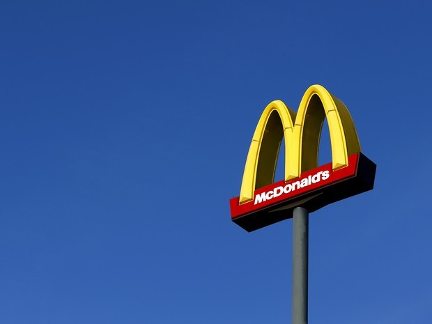 Jovem denuncia que se sentiu humilhado após gerente rir e jogar calçado nele em lanchonete do McDonald's, em Goiânia