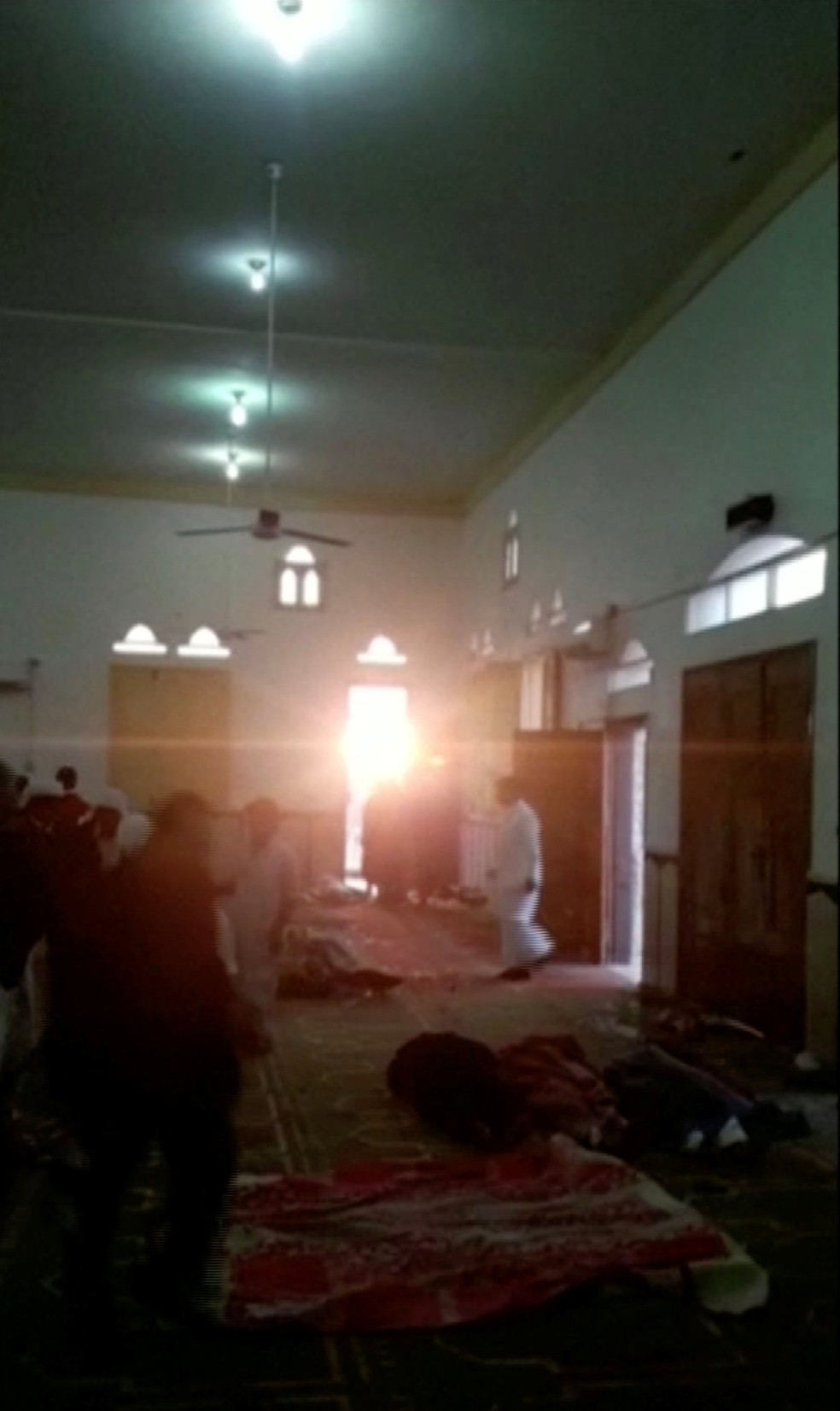 Corpos no chão da mesquita atacada no Egito (Foto: Reuters)
