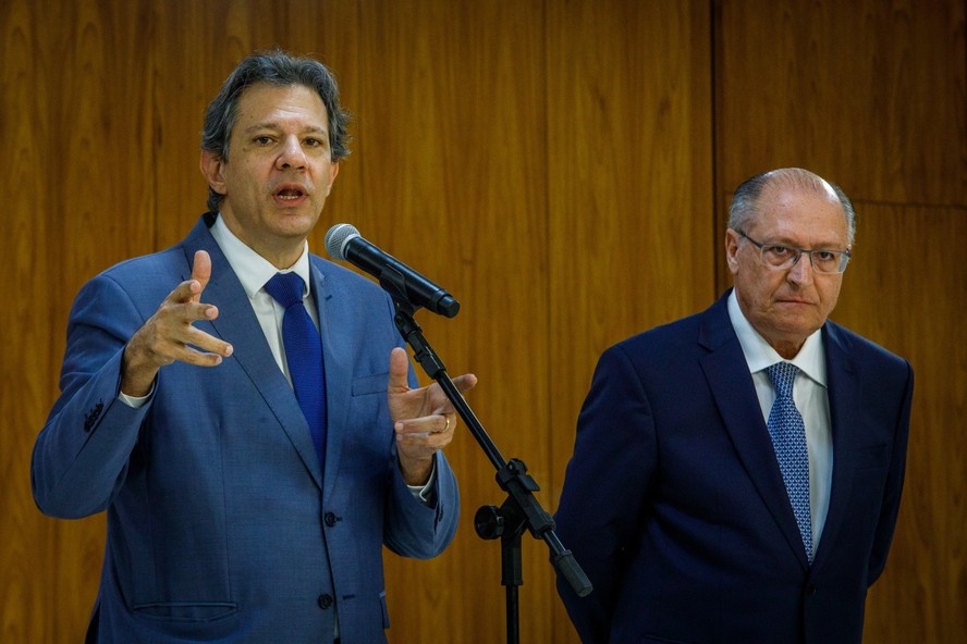 O ministro da Fazenda, Fernando Haddad (à esq.), e o vice-presidente, Geraldo Alckmin, anunciam medidas para baratear carros populares, caminhões e ônibus