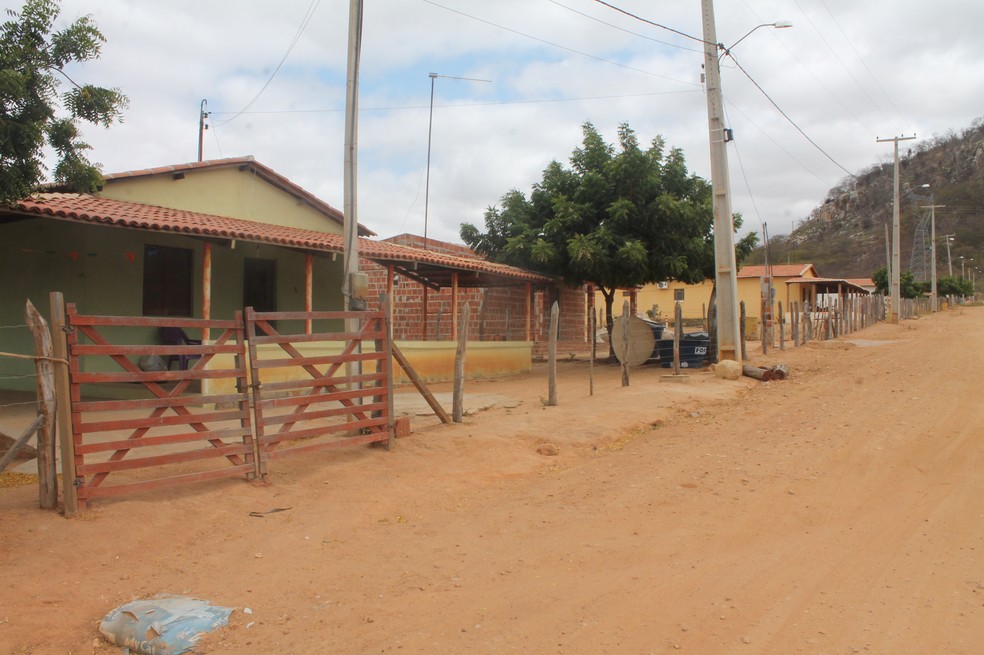 A Vila de Negreiros passou uma semana vazia  (Foto: Amanda Lima)