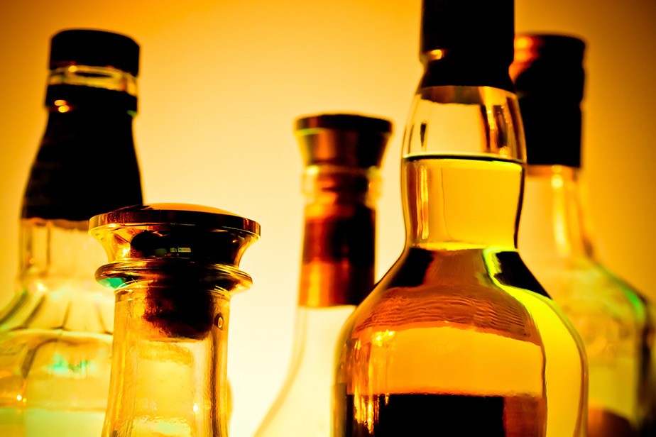 Crescimento do mercado ilegal de bebidas alcoólicas dispara na pandemia, prejudicando população e governo