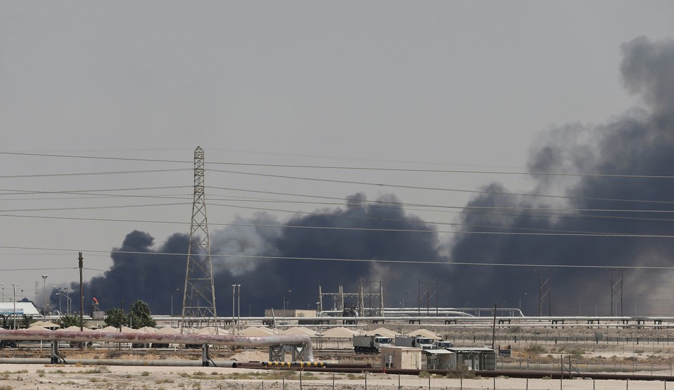 Fumaça é vista após um incêndio nas instalações da Aramco em Abqaiq, na Arábia Saudita, neste sábado (14)  — Foto: Reuters 