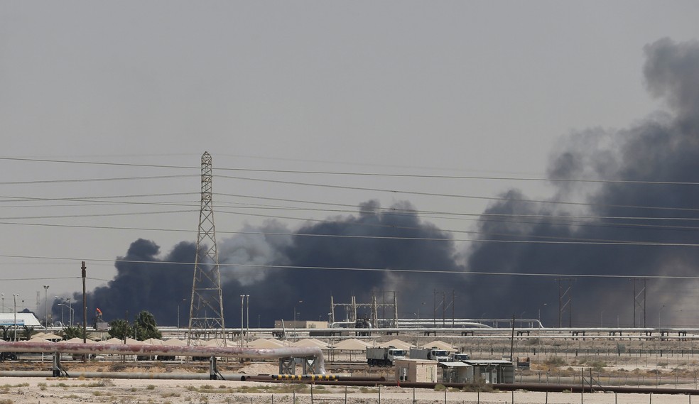 FumaÃ§a Ã© vista apÃ³s um incÃªndio nas instalaÃ§Ãµes da Aramco em Abqaiq, na ArÃ¡bia Saudita, neste sÃ¡bado (14)  â?? Foto: Reuters 