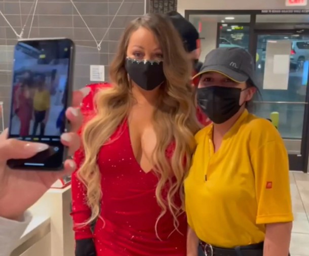 Mariah Carey surge deslumbrante de surpresa em restaurante (Foto: Reprodução/Instagram)
