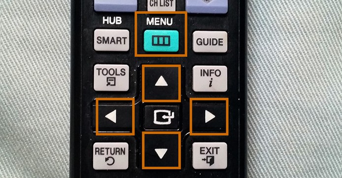 Acesse o menu de ajustes na Smart TV Samsung pelo controle remoto e navegue usando as setas (Foto: Barbara Mannara/TechTudo)