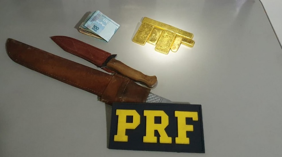 Barras de ouro estavam dentro de veículo que suspeitos viajavam em RO — Foto: PRF/Divulgação