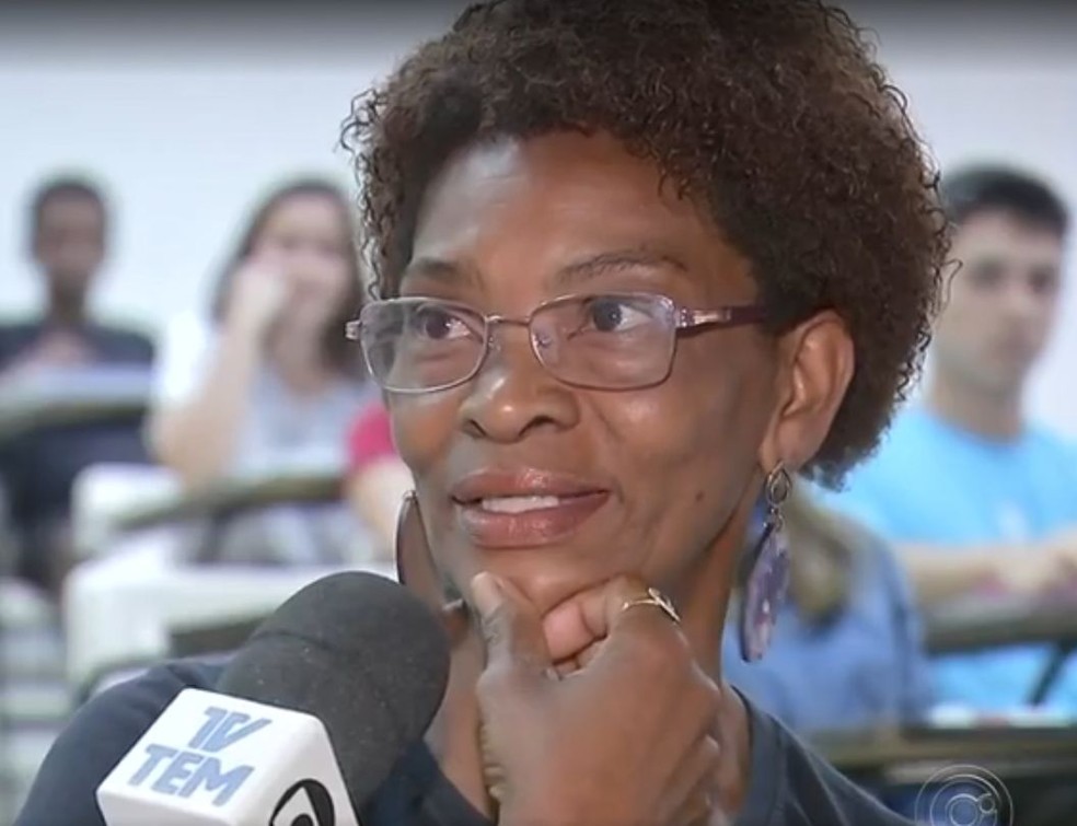 Maria Helena frequenta cursinho pré-vestibular oferecido pela Unesp  — Foto: TV TEM / Reprodução 