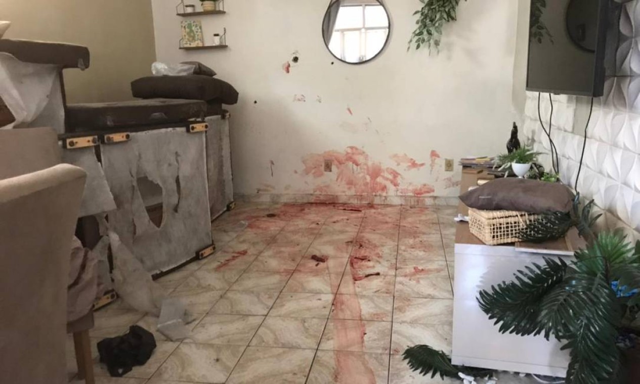 Rastro de sangue na sala de uma das casas do Jacarezinho onde foi registrado um homicídio  — Foto: Rio de Paz / Divulgação