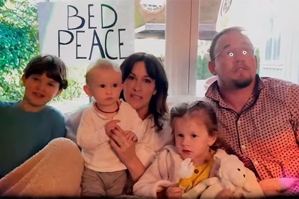 Alanis Morissette e família no clipe de Happy Xmas (War Is Over) (Foto: reprodução)