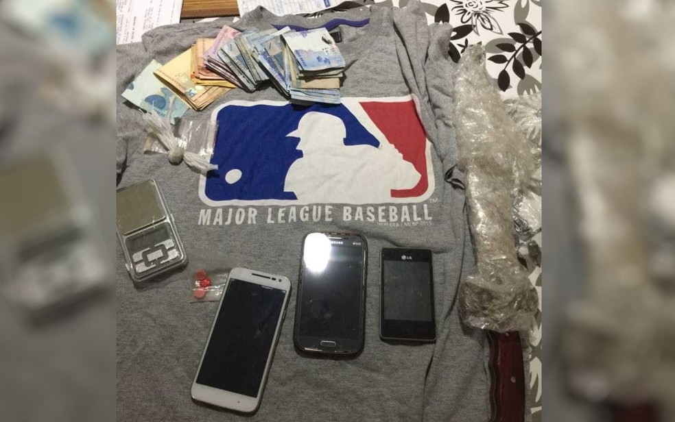 Polícia apreende celulares, dinheiro, drogas e camiseta usada por Paulo Roberto de Souza Júnior em vídeo (Foto: Polícia Civil/ Reprodução)