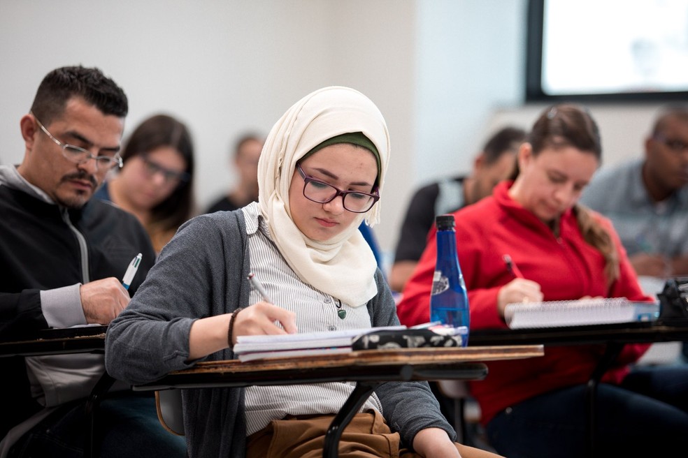 Sarah Hazeemeh, de 21 anos, nasceu em Damasco, na Síria, e é uma das refugiadas que estuda no Brasil (Foto: Marcelo Brandt/G1)