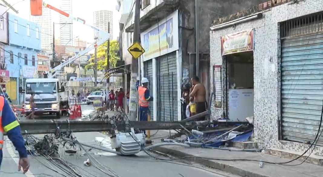 Avenida segue parcialmente interditada após queda de dois postes em Salvador