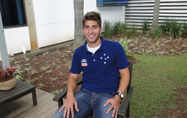 Narrador elogia Lucas Silva, capa de jornal espanhol, e vê futuro na Europa