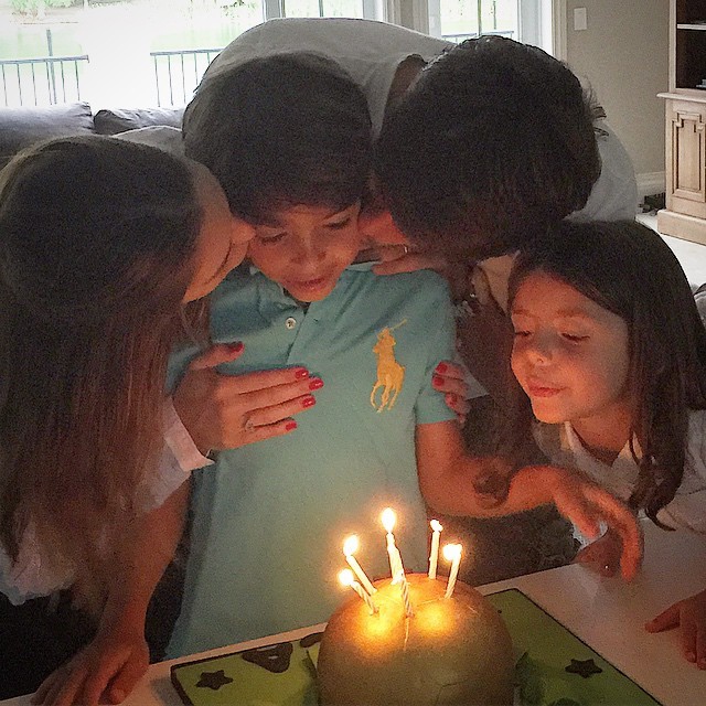 Beijo duplo e comemoração em família (Foto: Reprodução/ Instagram)