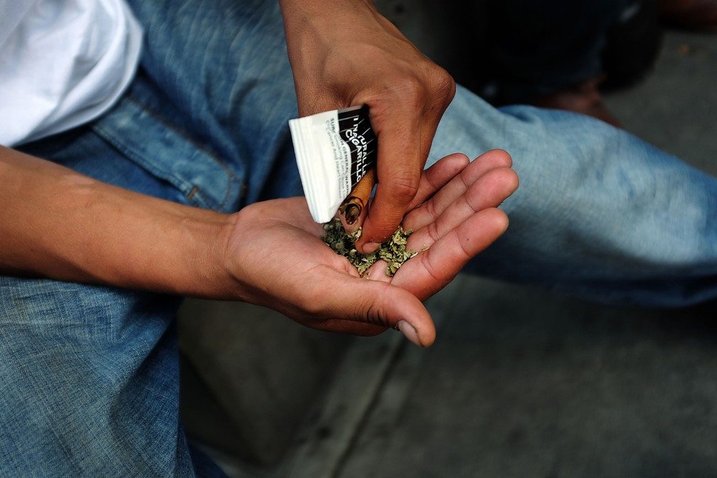 Homem prepara fumo com K2 ou Spice, os canabinoides sintéticos, em Nova York (Foto: Spencer Platt/Getty Images/AFP )