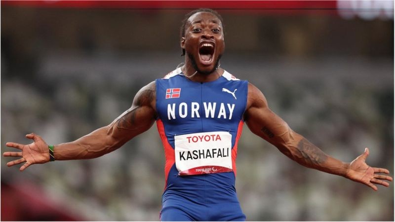 Salum Ageze Kashafali, da equipe da Noruega, comemora após quebrar o recorde mundial e ganhar a medalha de ouro nos 100 metros masculinos (Foto: Getty Images via BBC News)