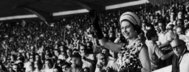 Rainha Elizabeth II na tribuna do Maracanã, em 1968 — Foto: Arquivo/Agência O GLOBO