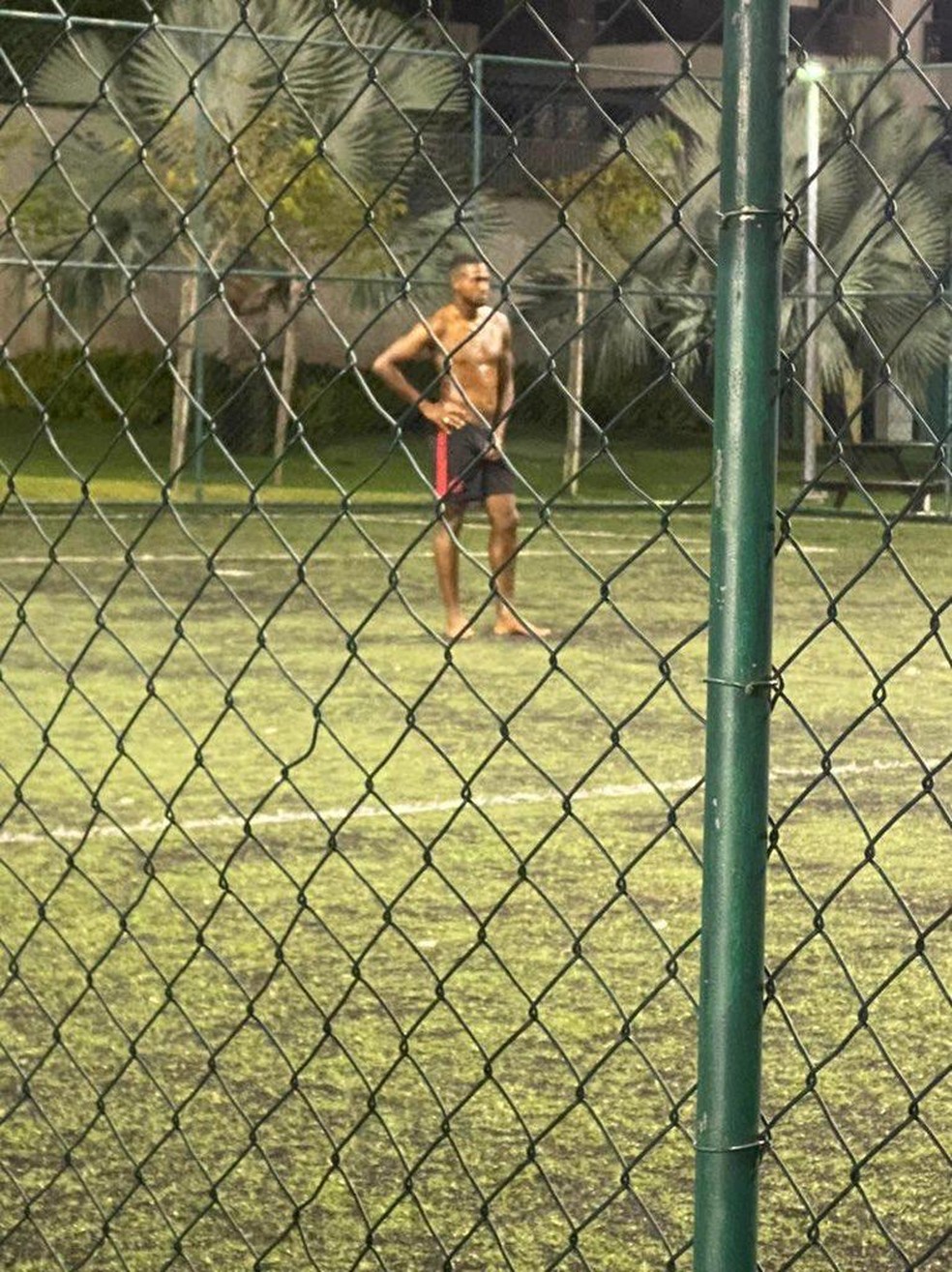 Otávio quebra protocolo do Flamengo e é fotografado jogando "pelada" no Rio — Foto: Reprodução @Broquinha__