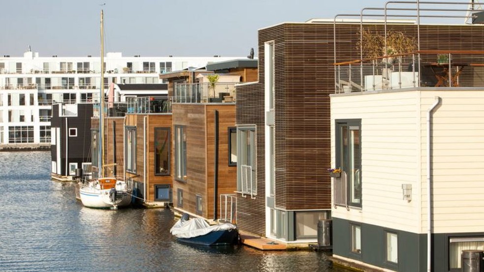 Ijburg, um subúrbio de Amsterdã, é a capital das casas flutuantes, com um número crescente de casas flutuantes sendo construídas — Foto: GETTY IMAGES