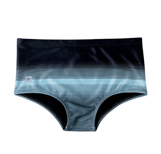A sunga masculina da Hang Loose é confeccionada em tecido de poliéster e está disponível nas cores preto e azul e azul e bege (Foto: Divulgação/Hang Loose)