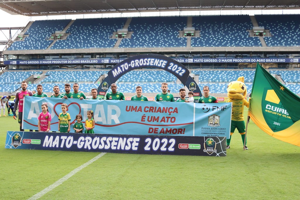 Jogadores entram em campo em MT com faixas de incentivo à adoção de crianças
