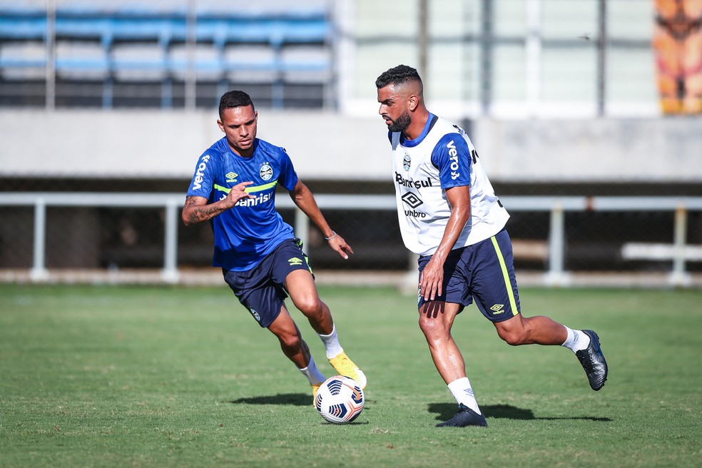 Luiz Fernando e Maicon em treino do Grêmio. Volante volta a ficar à disposição — Foto: Lucas Uebel/DVG/Grêmio
