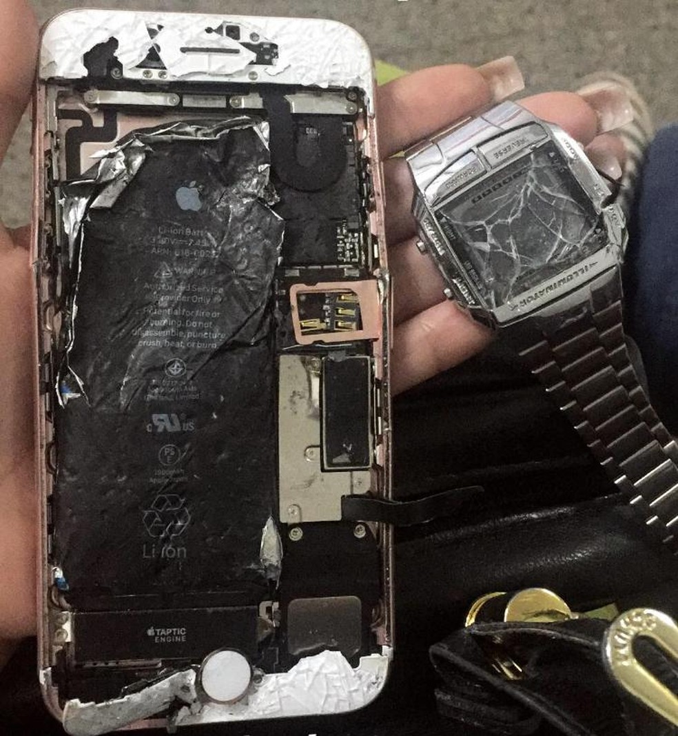 Celular e relÃ³gio da vÃ­tima foram quebrados durante a agressÃ£o em Campos, no RJ â€” Foto: ReproduÃ§Ã£o/Redes sociais