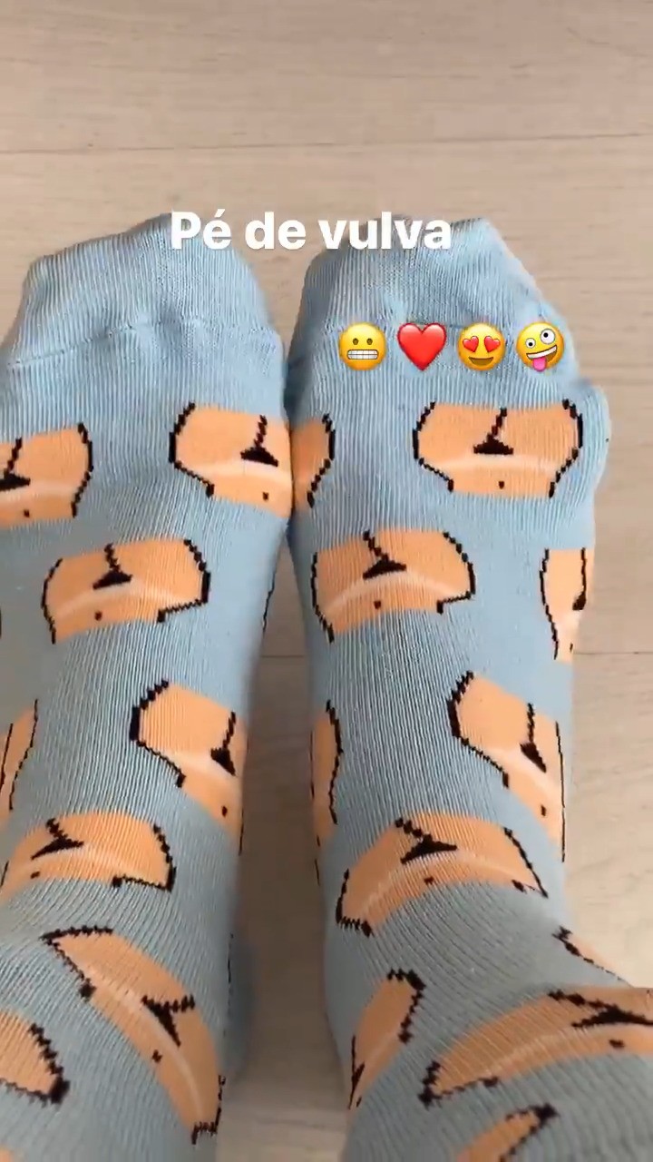 Tatá Werneck mostra meias com estampa inusitada (Foto: Reprodução/Instagram)