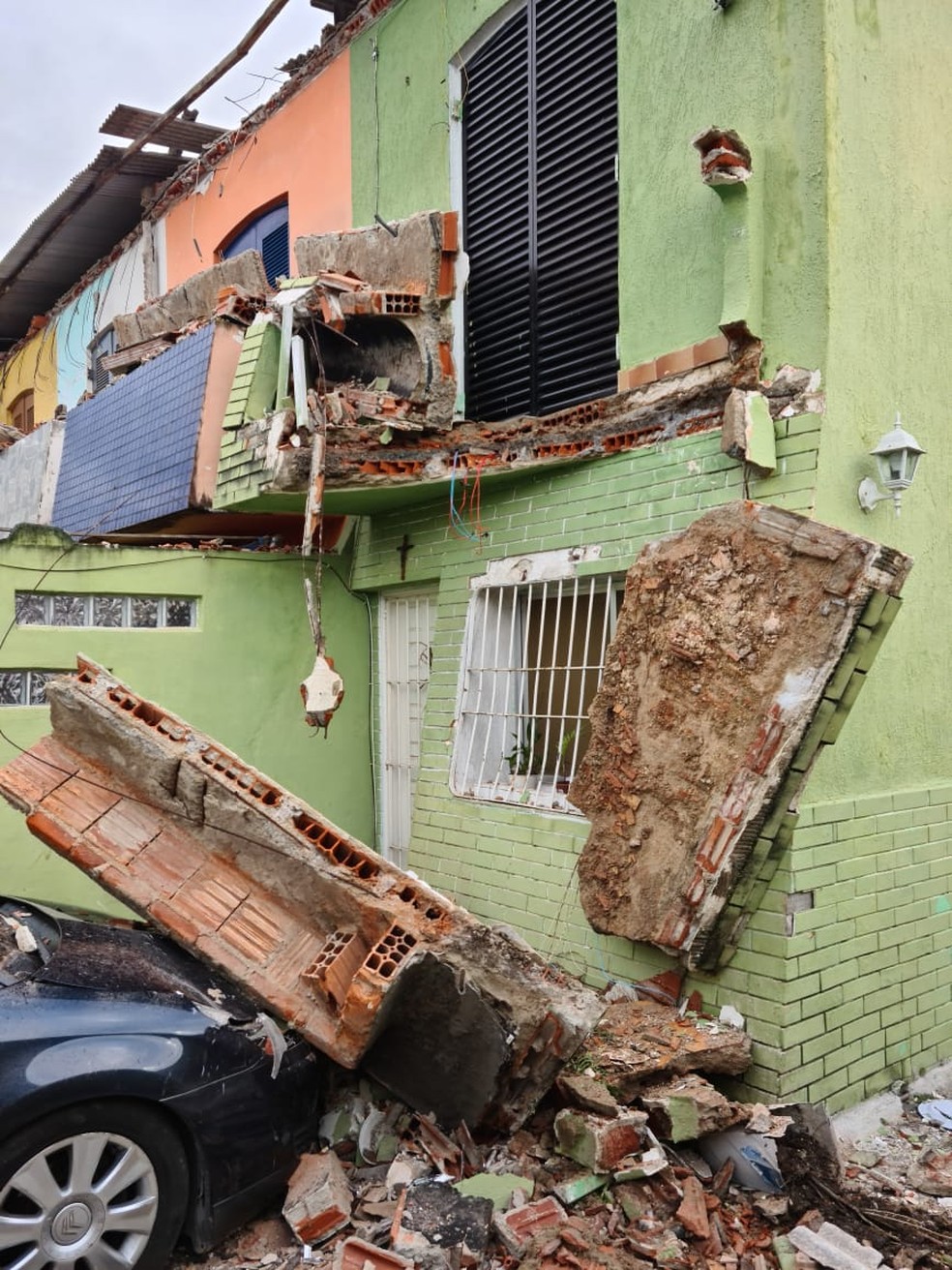 Parte do beiral da sacada de uma residência desabou na Rua Onofre Ferreira do Nascimento, na Enseada,  — Foto: Prefeitura de Guarujá 