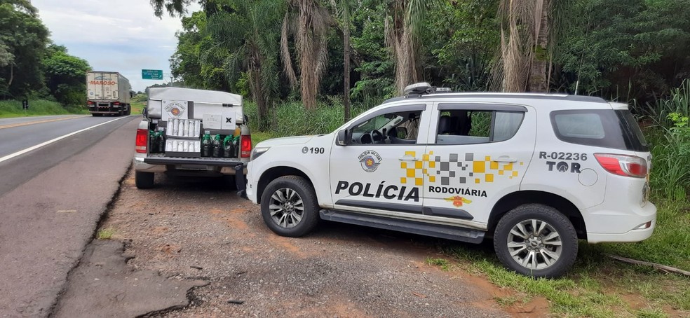 Polícia Rodoviária apreendeu vinhos, licores, perfumes e azeite — Foto: Polícia Rodoviária