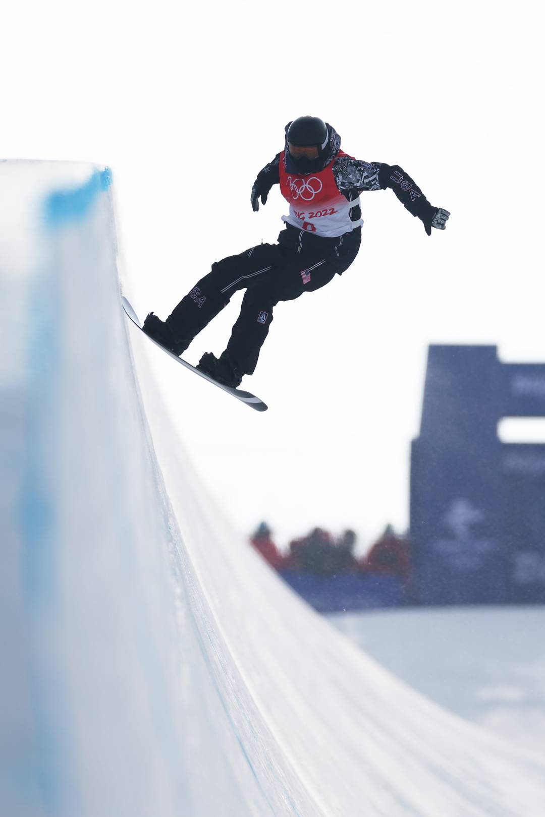 Shaun voa para garantir nova chance de medalha na final do Snowboard halfpipe