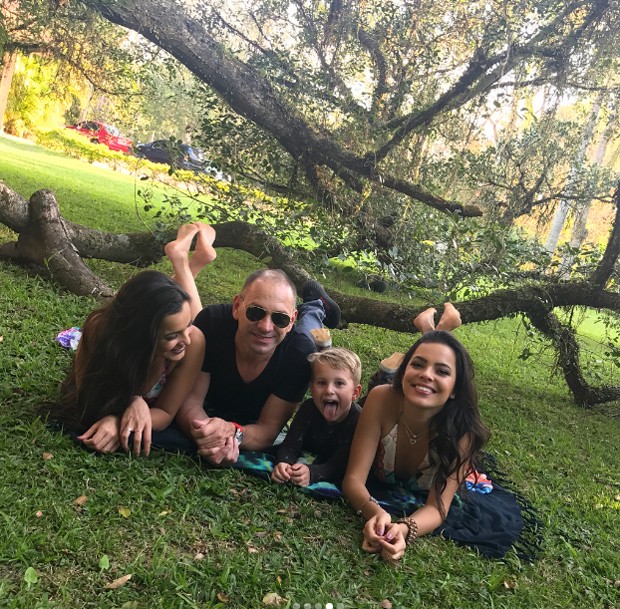 Emilly e Mayla Araújo posam com a família (Foto: Reprodução/Instagram)