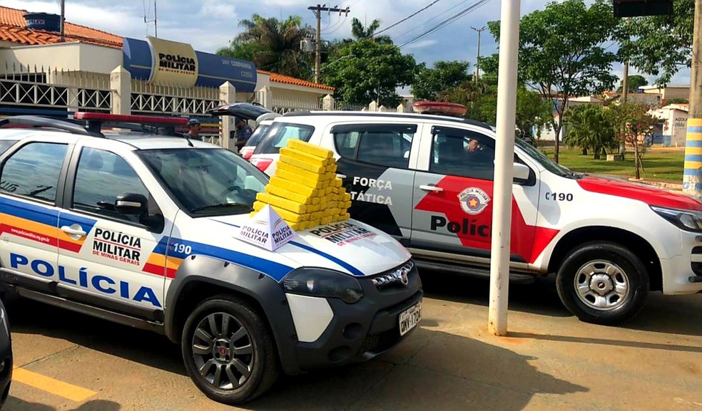 Polícia prende quatro pessoas e apreende cerca de 50 kg de maconha em Cássia — Foto: Hélder Almeida