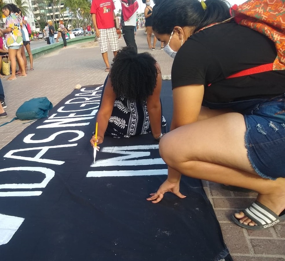 Manifestantes pintam faixa "Vidas Negras Importam" em Maceió — Foto: Isabelle Monteiro/TV Gazeta