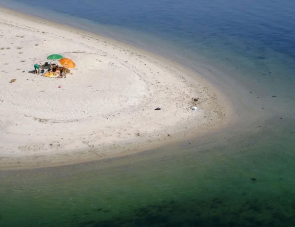 Uma das praias particulares da ilha de Monte Farinha, na região norte de Portugal. (Foto: Divulgação/Céu Vieira)