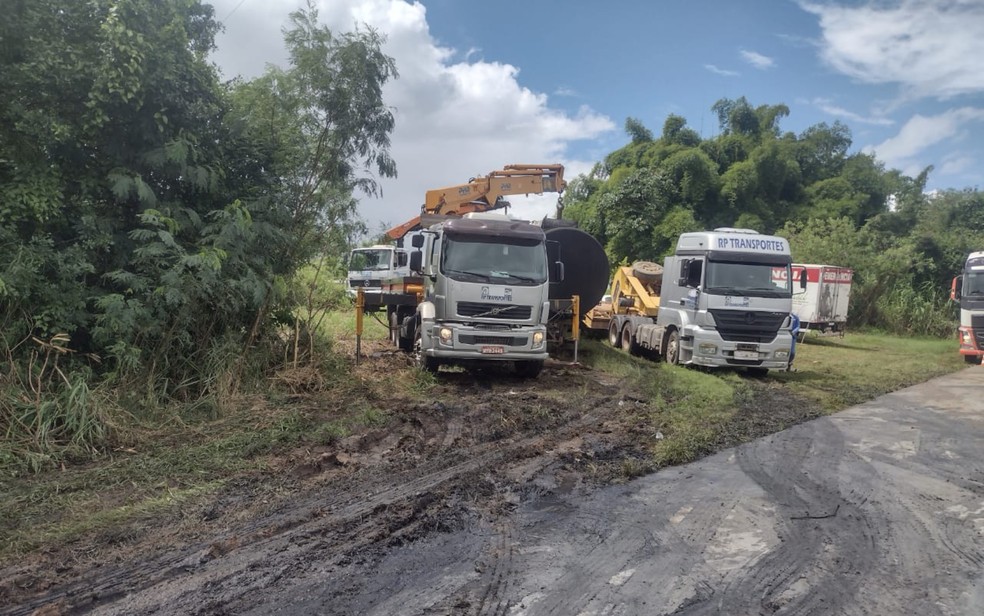 Caminh&atilde;o-tanque que pegou fogo &eacute; retirado de rodovia na Bahia &mdash; Foto: Divulga&ccedil;&atilde;o/ViaBahia