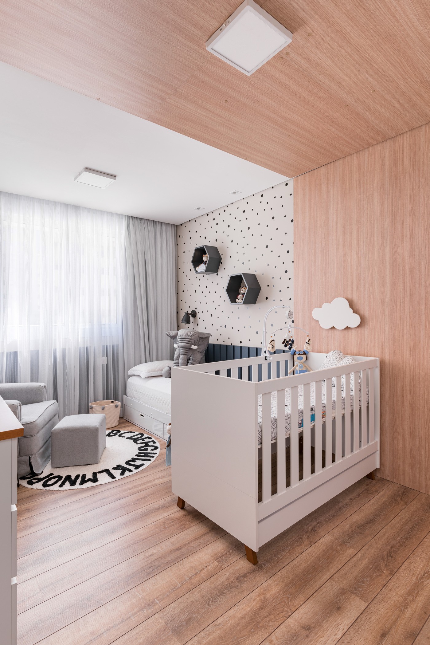 Décor do dia: quarto de bebê com madeira e base neutra (Foto: Kadu Lopes)