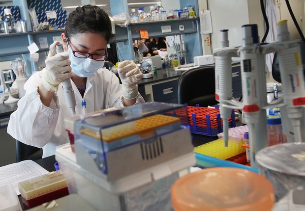 Pesquisa contra o câncer em laboratório da Universidade da China em Hong Kong (Foto:  South China Morning Post/Getty Images)